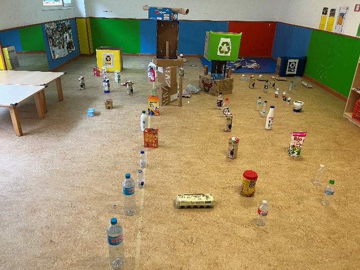 Instalación de juego libre y construcciones con cajas de cartón y materiales reciclados en la escuela infantil El Cancionero