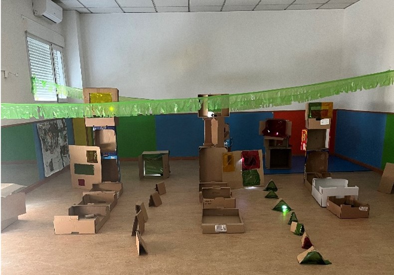 Espacio de juego libre con estructuras y cajas de cartón en el aula de la escuela infantil El Cancionero