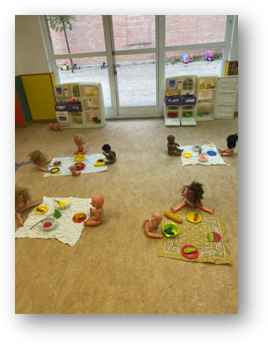 Espacio de juego simbólico la casita en la Escuela Infantil Cancionero con cocinitas, bebés y accesorios de juguete.